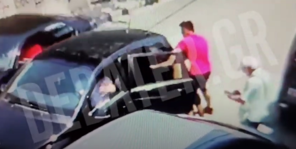 Βίντεο που κόβει την ανάσα από την περιπέτεια του βιοτέχνη στη Θεσσαλονίκη – Τον έσερναν με το αυτοκίνητο ενώ πάλευε να σώσει την περιουσία του