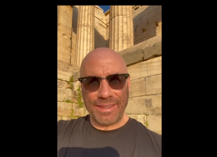 Στην Αθήνα για διακοπές ο Τζον Τραβόλτα – Το viral βίντεο μπροστά από την Ακρόπολη