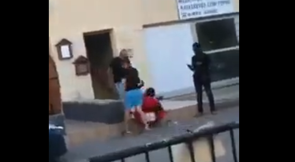 Σοκαριστικό περιστατικό στη Λάρνακα – “Νταής” ξυλοκόπησε μετανάστρια με βρέφος στην αγκαλιά (vid)