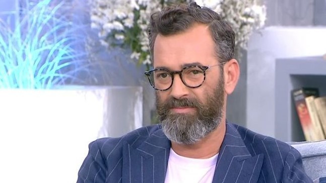 Ο Άγγελος Μπράτης συστήνει τον σύντροφό του στην τηλεόραση – Οι μοναδικές στιγμές στην Ιθάκη (pics&vids)