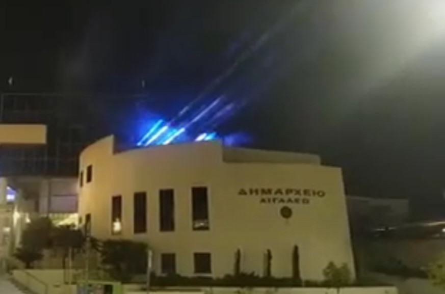 Επίθεση κουκουλοφόρων στο δημαρχείο του Αιγάλεω – Προκλήθηκαν μεγάλες υλικές ζημιές