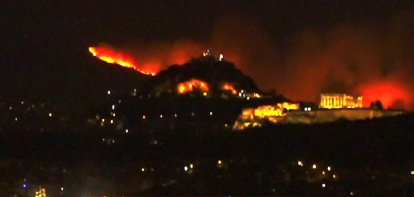 Η απόκοσμη εικόνα – Η Ακρόπολη με φόντο τη φωτιά στην Πεντέλη (vid)