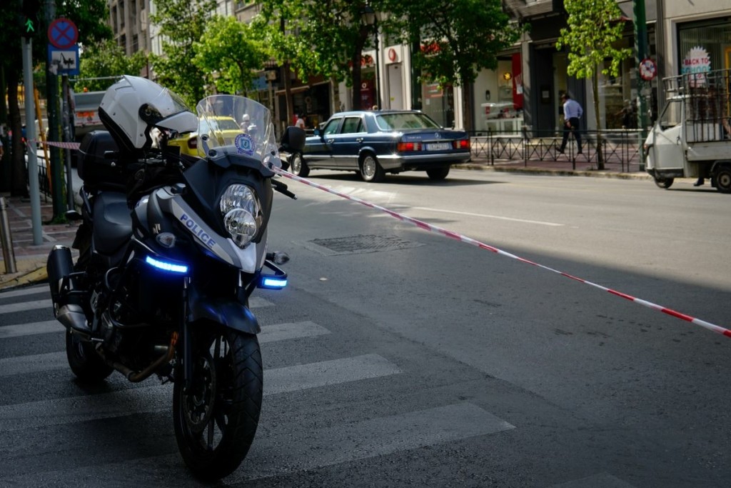 Νέα στοιχεία για τις ένοπλες ληστείες στη Γλυφάδα – Οι δράστες παρίσταναν τους αστυνομικούς – Στα χέρια της ΕΛΑΣ οι δύο
