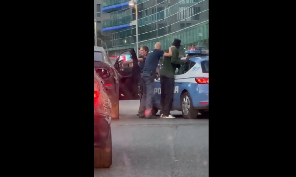 Παρ’ ολίγον γκάφα ολκής από την ιταλική αστυνομία – Μπέρδεψε ποδοσφαιριστή της Μίλαν με εγκληματία (vids)