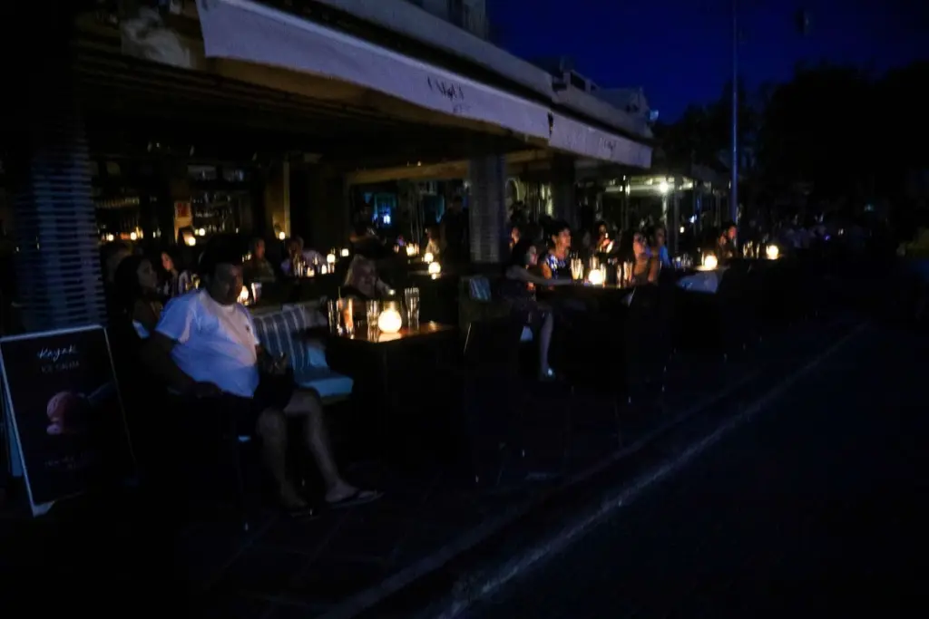 Κλείνουν τα φώτα σε δημόσιους χώρους – Το σχέδιο SOS που μπαίνει σε εφαρμογή για την αντιμετώπιση της ενεργειακής κρίσης