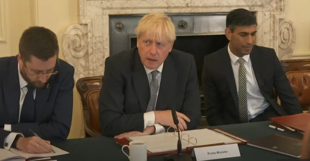 Απτόητος ο Τζόνσον παρά το “Boris get out” – “Δεν είναι ώρα για παραιτήσεις, αλλά για να συνεχίσουμε τη δουλειά”