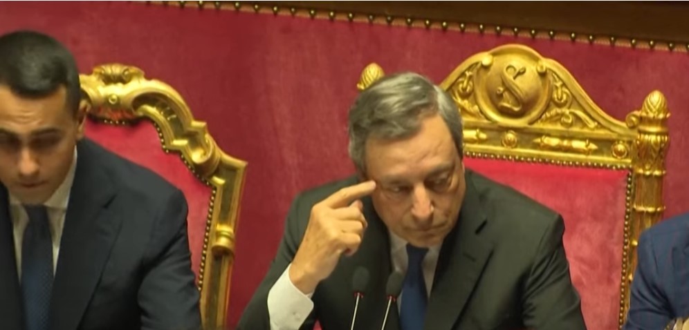 Εξοργισμένος ο Μάριο Ντράγκι ζήτησε ψήφο εμπιστοσύνης – “Δεν ζήτησα ποτέ απόλυτες εξουσίες” (vid)