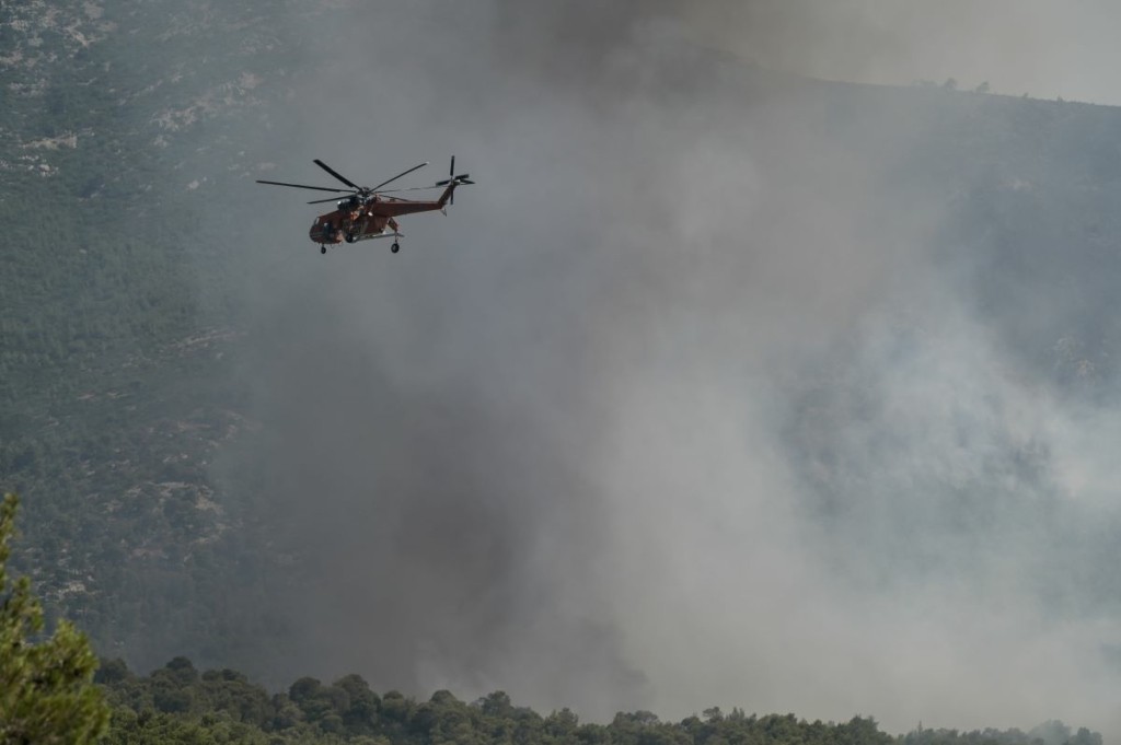 Φωτιά στη Νέα Ρόδα Χαλκιδικής – Κοντά σε σπίτια οι φλόγες