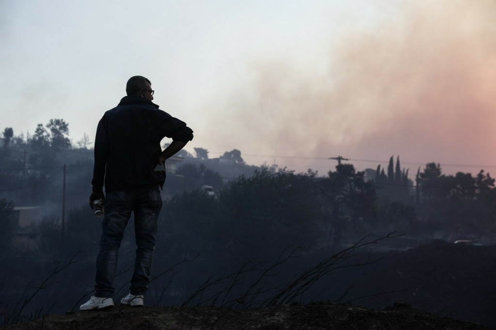 Πολίτης στην Παλλήνη τα έβαλε με ρεπόρτερ του ΣΚΑΪ –  “Αυτό γιατί δεν το βλέπεις ρε @ρχ…” (vid)