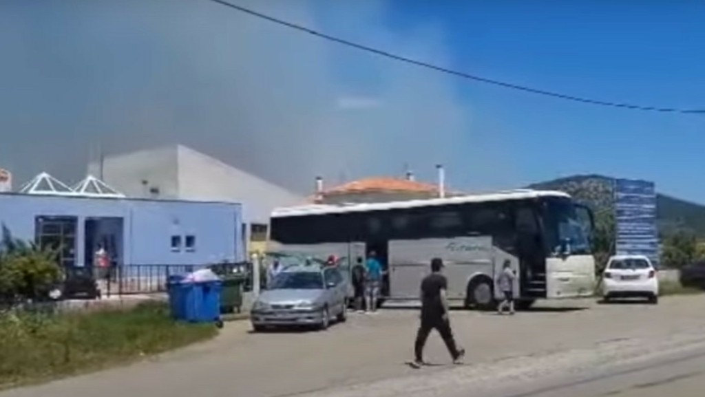 Μαίνεται η φωτιά στο Αρίστηνο Έβρου – Εκκενώθηκαν τα “Παιδικά Χωριά SOS” και ξενοδοχείο σκύλων (vids)