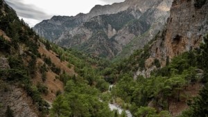 Χανιά: Επιτυχημένη επιχείρηση διάσωσης Γάλλου τουρίστα που είχε εγκλωβιστεί στο φαράγγι της Σαμαριάς