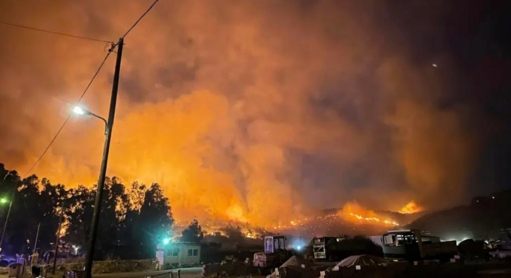 Νύχτα κόλασης στην Ιτέα – Η φωτιά κατεβαίνει από το βουνό και απειλεί την κωμόπολη – Φόβοι για τα εργοστάσια