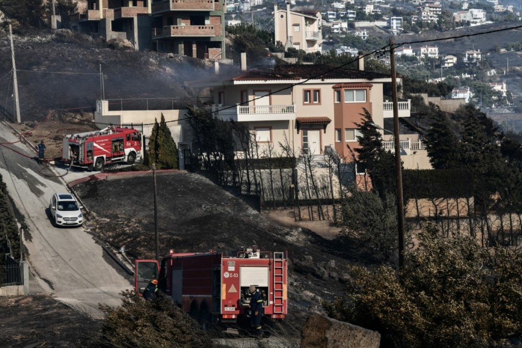 Χωρίς ενεργό μέτωπο η φωτιά στην Πεντέλη – Μάχη με μικρές εστίες, αναζωπυρώσεις και ανέμους (vids)