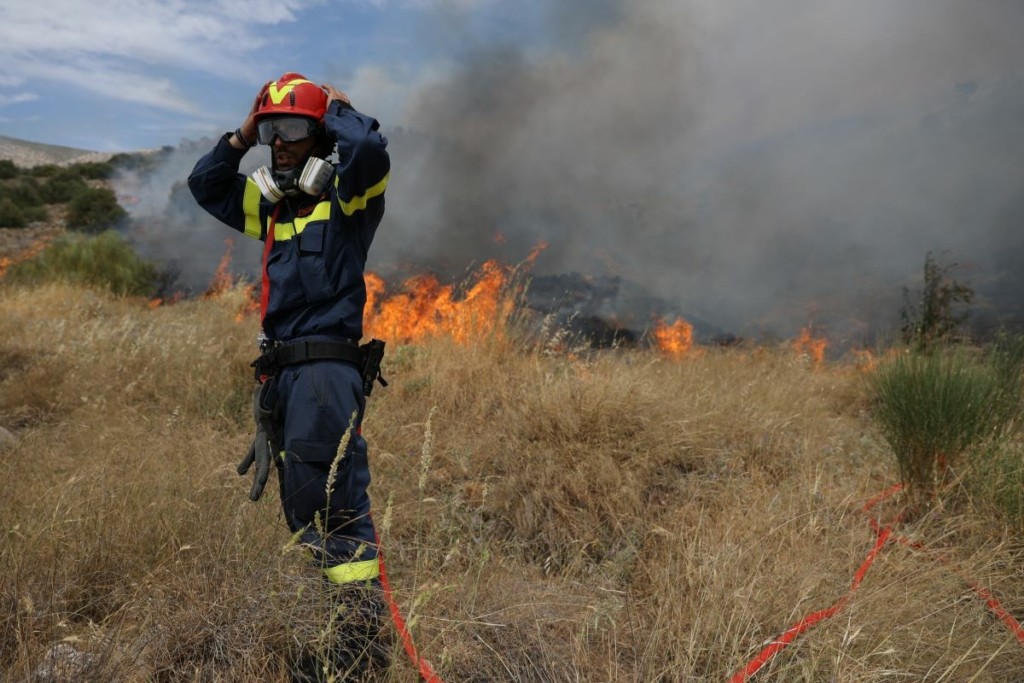 Σε ύφεση η φωτιά στη Λυνίσταινα – Καλύτερη η εικόνα σε Αγία Κυριακή και Βέλο