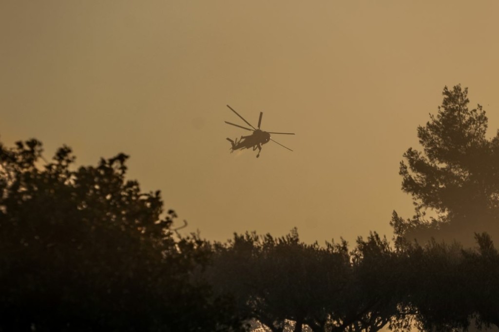 Αναγκαστική προσγείωση ελικοπτέρου Ericson – Συμμετείχε στην κατάσβεση της φωτιάς στα Μέγαρα (vid)