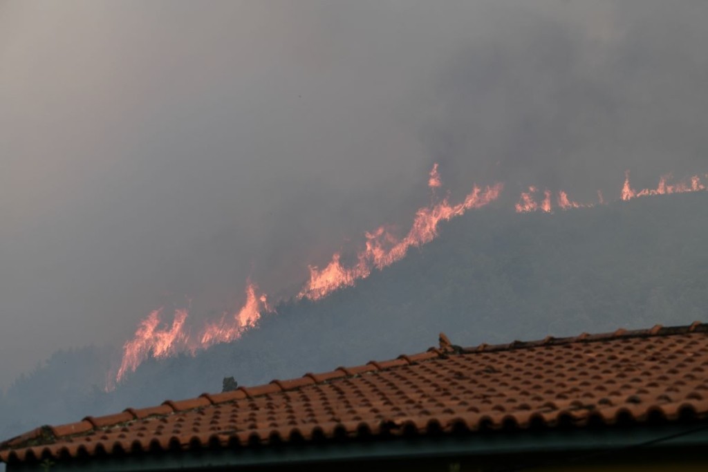 Δύσκολη νύχτα για την Ηλεία – Ανεξέλεγκτη η φωτιά που ξεκίνησε στις Πόρτες – Εκκενώθηκαν ακόμα τρεις οικισμοί (pics&vids)