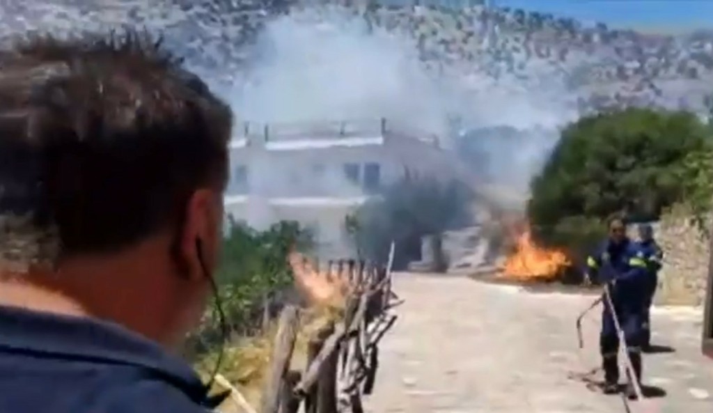 Μάχη με τις αναζωπυρώσεις και τους ανέμους δίνουν στο Ρέθυμνο – Εκκενώθηκαν ξανά οικισμοί (pics&vids)