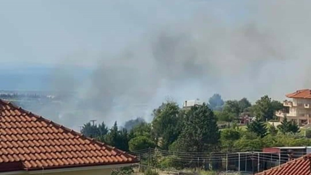 Φωτιά κοντά σε σπίτια στον Τρίλοφο Θεσσαλονίκης – Επιχειρούν και εναέρια μέσα (pics&vids)