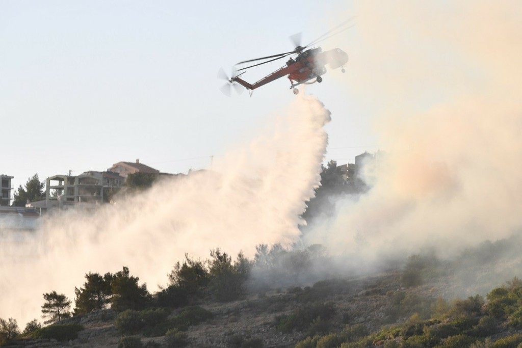 Στο έλεος της πύρινης λαίλαπας τα Άγναντα Ηλείας – Απειλούνται σπίτια – Τρεις πυροσβέστες στο νοσοκομείο (pics&vid)