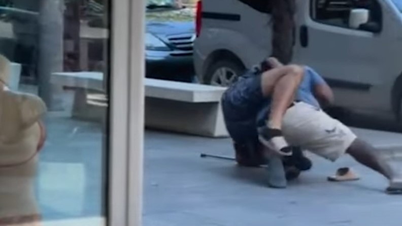Φρίκη στην Ιταλία – Στραγγάλισε Νιγηριανό επειδή του ζήτησε χρήματα – Οι περαστικοί τραβούσαν βίντεο χωρίς να αντιδράσουν (ΣΚΛΗΡΕΣ ΕΙΚΟΝΕΣ)