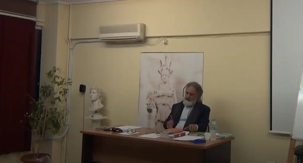 Ποιος είναι ο Ιωάννης Στρατάκης – Ο άνδρας που σχολιάστηκε για την εμφάνιση του στο Προεδρικό Μέγαρο