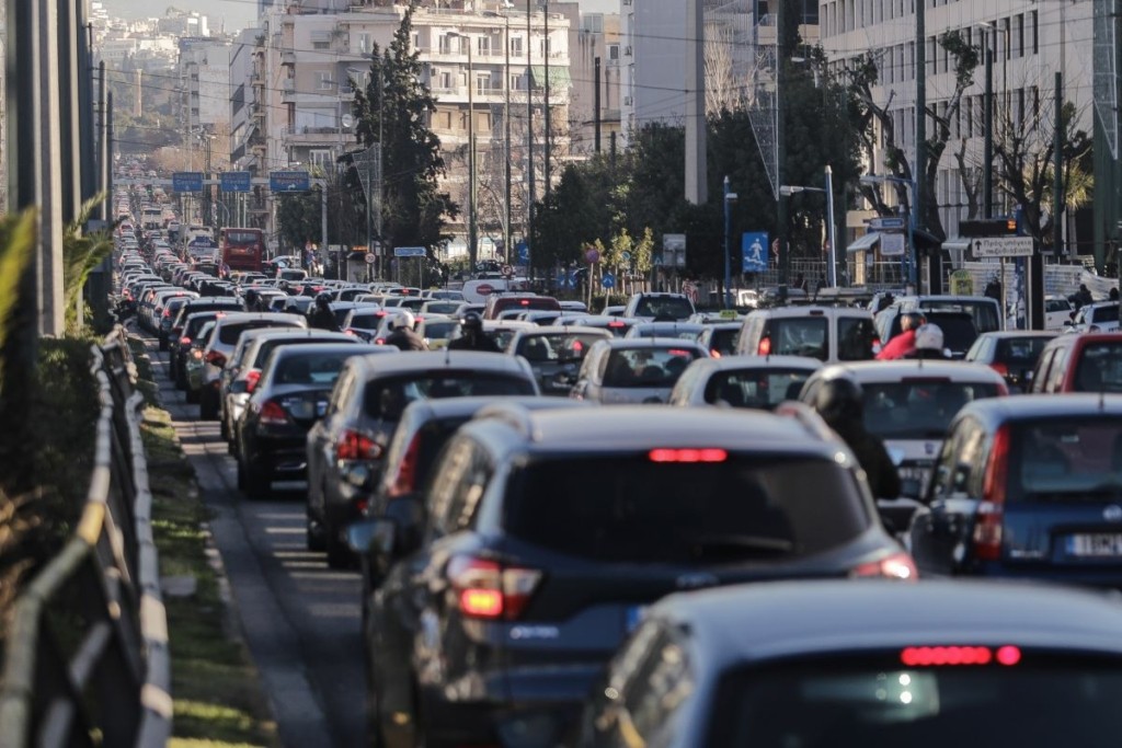 Κίνηση τώρα στην άνοδο της Λεωφόρου Κηφισίας λόγω ακινητοποιημένου φορτηγού