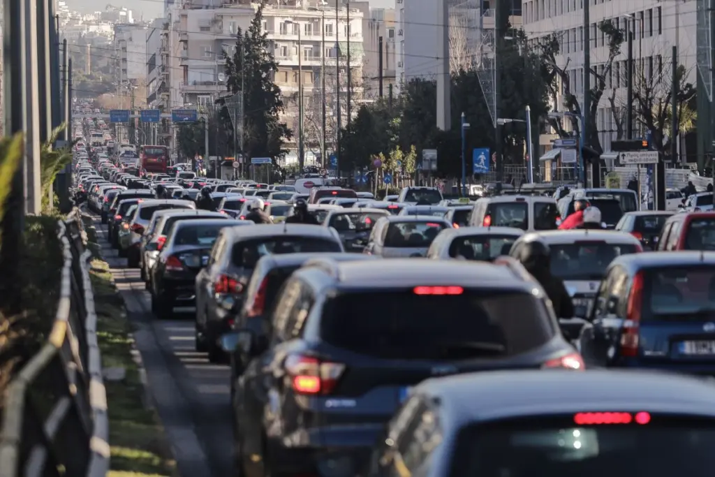 Κίνηση τώρα – Αυτοκίνητο έπιασε φωτιά στη Βουλιαγμένης – Μποτιλιάρισμα και κυκλοφοριακό χάος (vid)