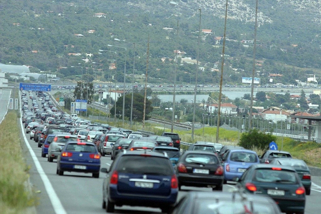 Κυκλοφοριακό κομφούζιο στην Αθηνών – Κορίνθου – Αυτοκίνητο τυλίχθηκε στις φλόγες (vid)