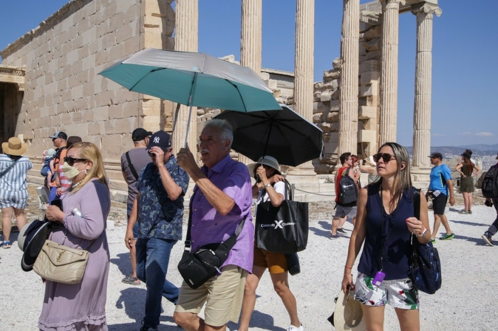 Στα ύψη τα κρούσματα και τον Αύγουστο – Ποια συμπτώματα της Όμικρον 5 πρέπει να σας ανησυχήσουν