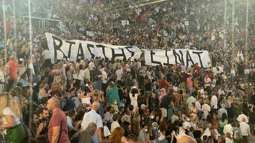 Πανό κατά του Λιγνάδη σε παράσταση στην Επίδαυρο – Καταχειροκρότησε ο κόσμος (pics&vids)