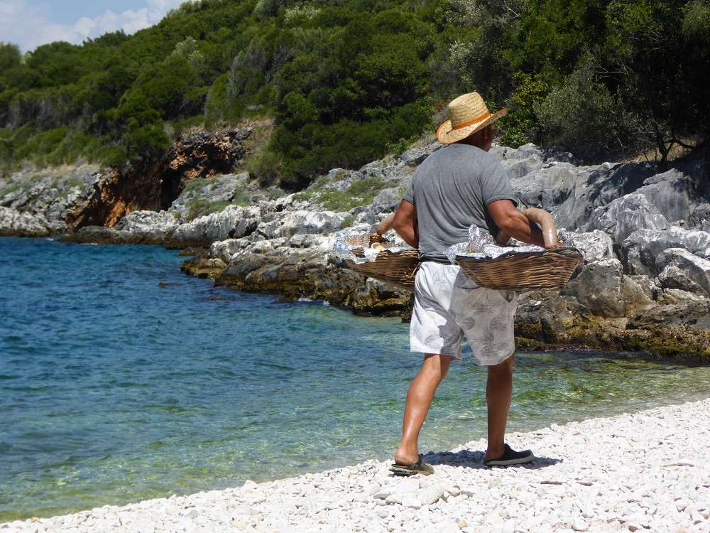 Η “μαφία του λουκουμά” σκορπούσε τον τρόμο στις παραλίες της Χαλκιδικής – Πώς είχαν στήσει το “δίκτυο” τους