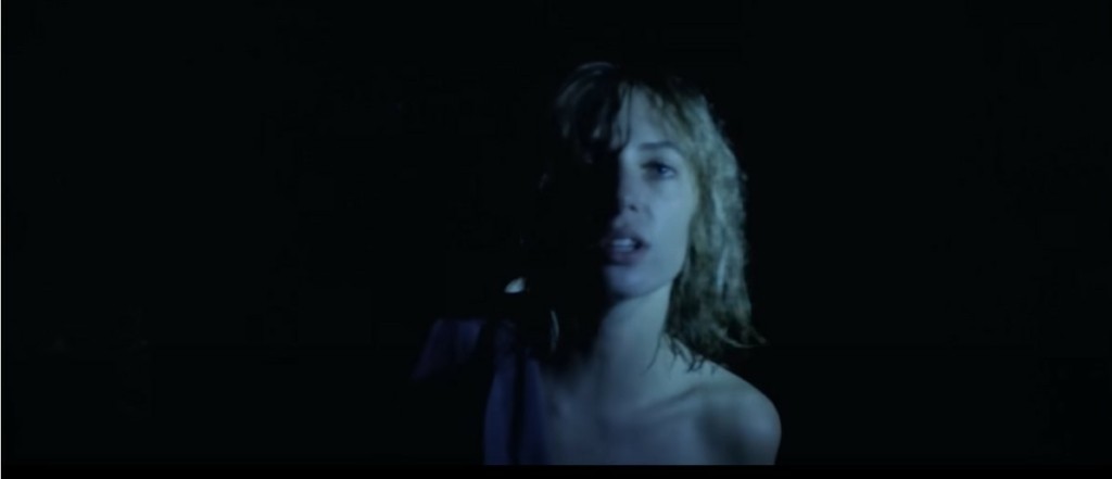 Το νέο “ακατάλληλο” βίντεο κλιπ της Maya Hawke σπάει όλα τα κοντέρ