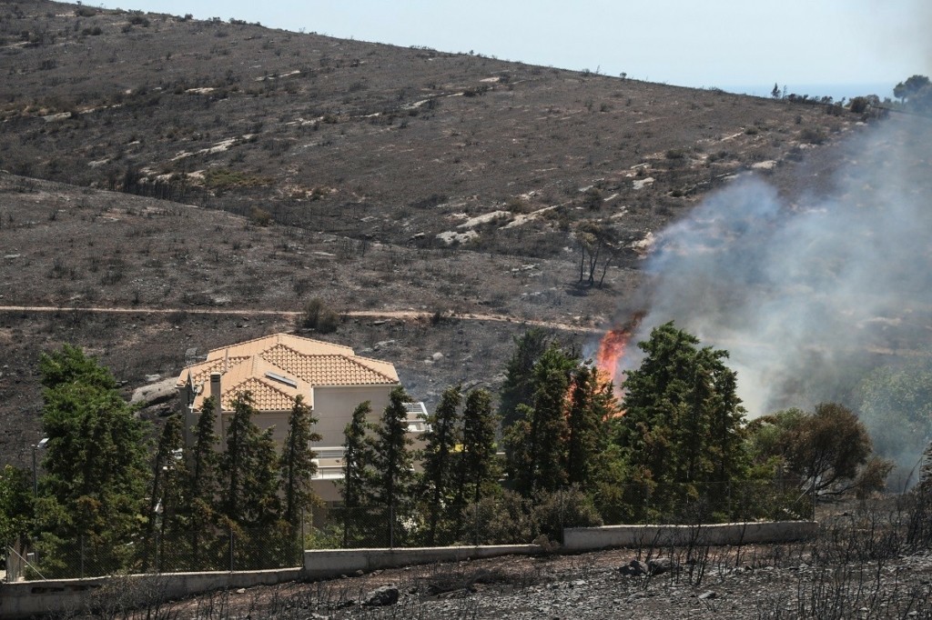 Συναγερμός στην Πυροσβεστική – Αναζωπύρωση εστίας στη Λούμπα Μεγάρων (vid)