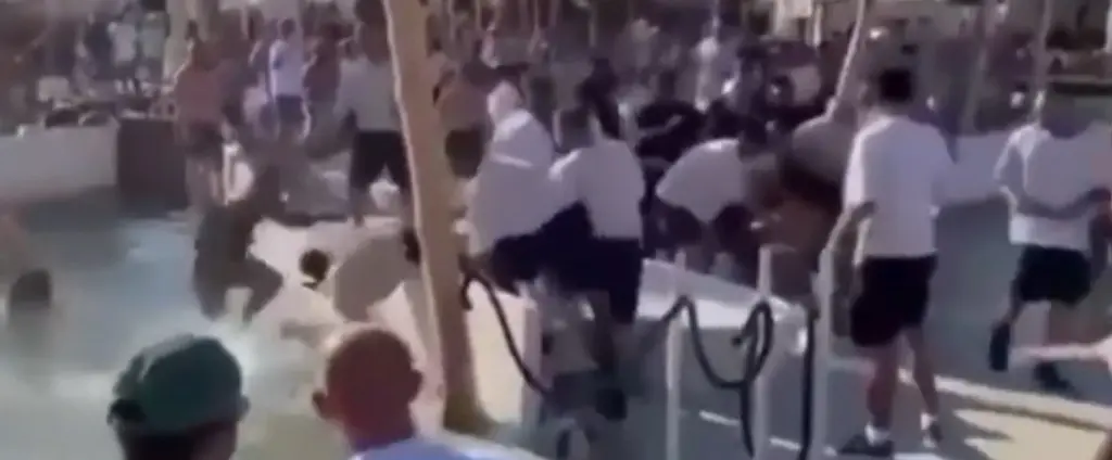 Σε ρινγκ μετατράπηκε γνωστό beach bar της Μυκόνου – Άγριο ξύλο μεταξύ τουριστών (vids)