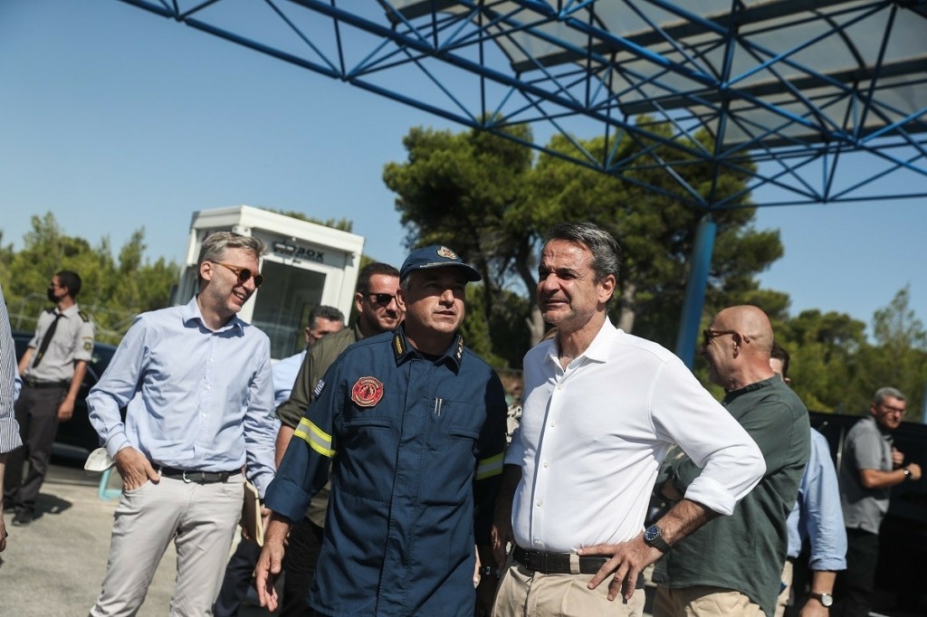 Στις πληγείσες περιοχές ο Μητσοτάκης – “Η ώρα και το σημείο που ξεκίνησε η φωτιά γεννούν ερωτηματικά” (pics)
