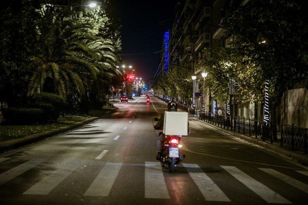 Βίντεο που κόβει την ανάσα από το τροχαίο με θύμα ντελιβερά στην Καλαμάτα – “Τον είδα να πέφτει στην αυλή μου”