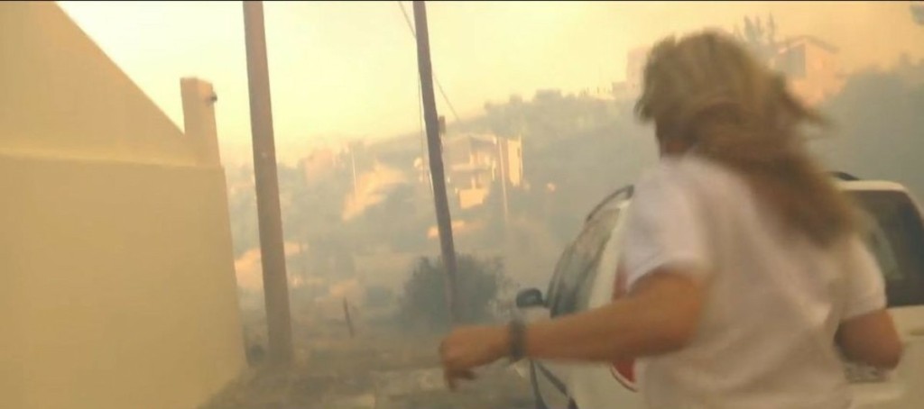 Εικόνες που κόβουν την ανάσα – Φλόγες περικυκλώνουν τηλεοπτικό συνεργείο στην Παλλήνη (vid)