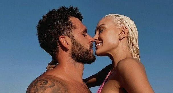 Αλεξάνδρα Παναγιώταρου και Σχίζας “έκαψαν” και τη θάλασσα με τα καυτά τους φιλιά (pics)