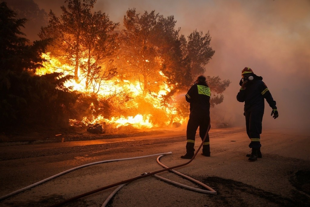 Δραματική η κατάσταση στην Πεντέλη – Τρεις πυροσβέστες και πέντε πολίτες στο νοσοκομείο με αναπνευστικά και εγκαύματα