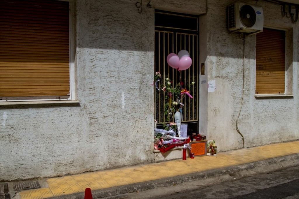 Αδειάζουν το σπίτι της Πισπιρίγκου οι συγγενείς της – Στα σκουπίδια μέσα σε μαύρες σακούλες τα παιχνίδια των κοριτσιών (pics)