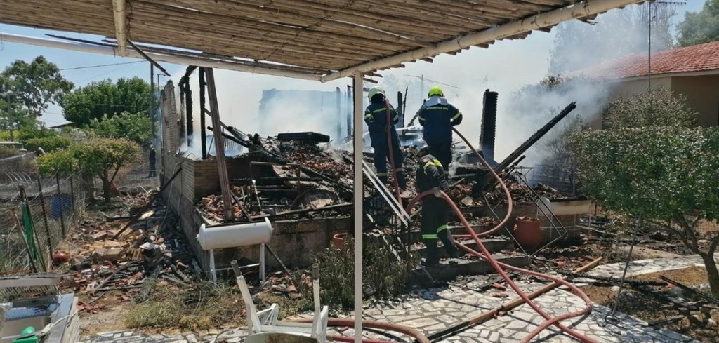 Τυλίχτηκε στις φλόγες και κάηκε ολοσχερώς σπίτι στον Ωρωπό – Έτρεχε να σωθεί ο ιδιοκτήτης (vid)