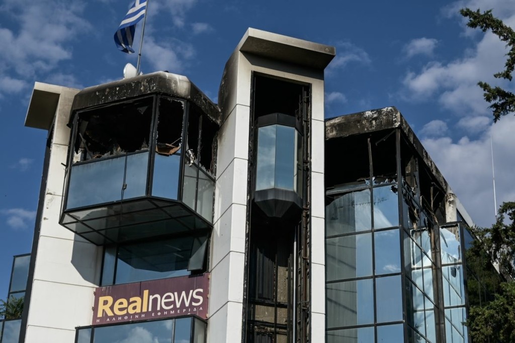 Καρέ καρέ η εμπρηστική επίθεση στον Real FM – Η στιγμή που οι κουκουλοφόροι ανάβουν τα γκαζάκια και “λαμπαδιάζει” το κτίριο (vid)
