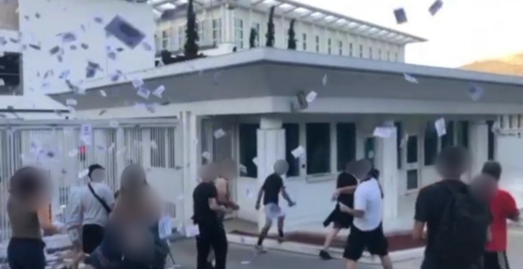 “Ντου” Ρουβίκωνα στην αμερικανική πρεσβεία για την απόφαση του Ανώτατου Δικαστηρίου των ΗΠΑ για τις αμβλώσεις