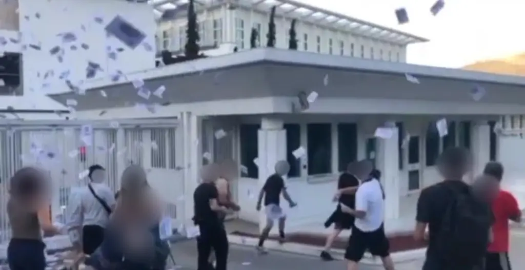 “Ντου” Ρουβίκωνα στην αμερικανική πρεσβεία για την απόφαση του Ανώτατου Δικαστηρίου των ΗΠΑ για τις αμβλώσεις