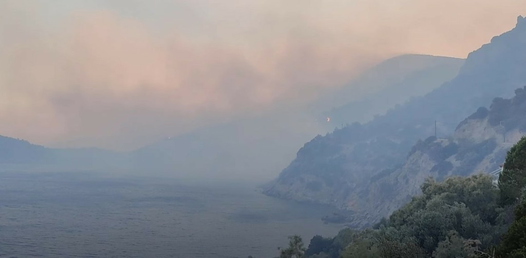 Νέος συναγερμός στην Πυροσβεστική – Αναζωπυρώθηκε η φωτιά στη Σάμο (pic)