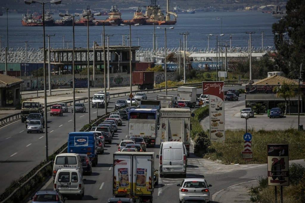 Κίνηση ΤΩΡΑ – “Μπλοκαρισμένοι” οι οδηγοί σε κεντρικούς δρόμους της Αθήνας (pics)