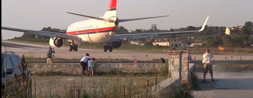 Νέος σοβαρός τραυματισμός στο αεροδρόμιο της Σκιάθου – Τουρίστρια εκσφεδονίστηκε από τις τουρμπίνες του αεροπλάνου (vid)