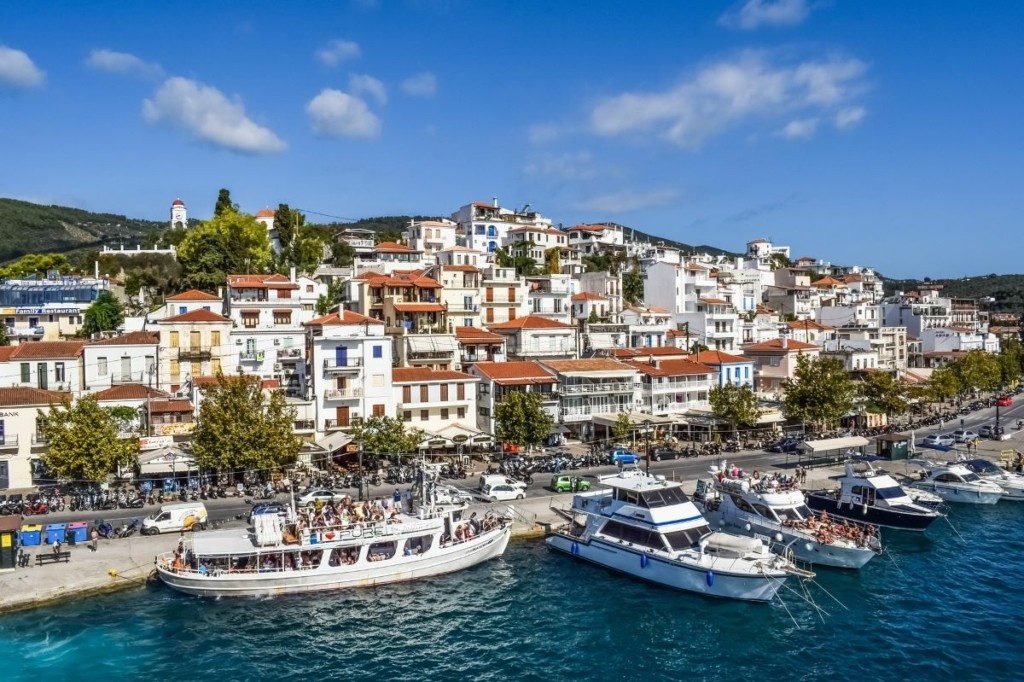 Σοκ στη Σκιάθο – Συνέλαβαν τον υποδιοικητή του Πυροσβεστικού Σταθμού του αεροδρομίου για παιδική πορνογραφία