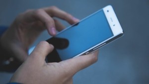 Ολλανδία: Έρευνα κατέδειξε πως η απαγόρευση των κινητών τηλεφώνων στα σχολεία βελτίωσε τη συγκέντρωση των μαθητών