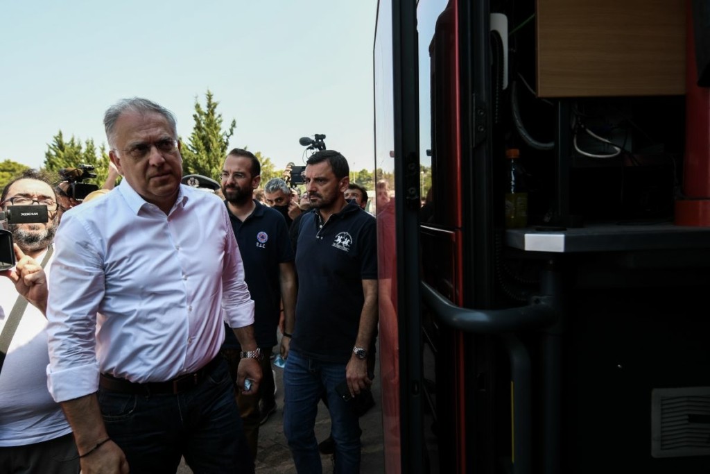 Υπόνοιες εμπρησμού για την Ηλεία άφησε ο Θεοδωρικάκος – “Έχουν ανάψει 15 φωτιές σε 20 ημέρες” (vids)